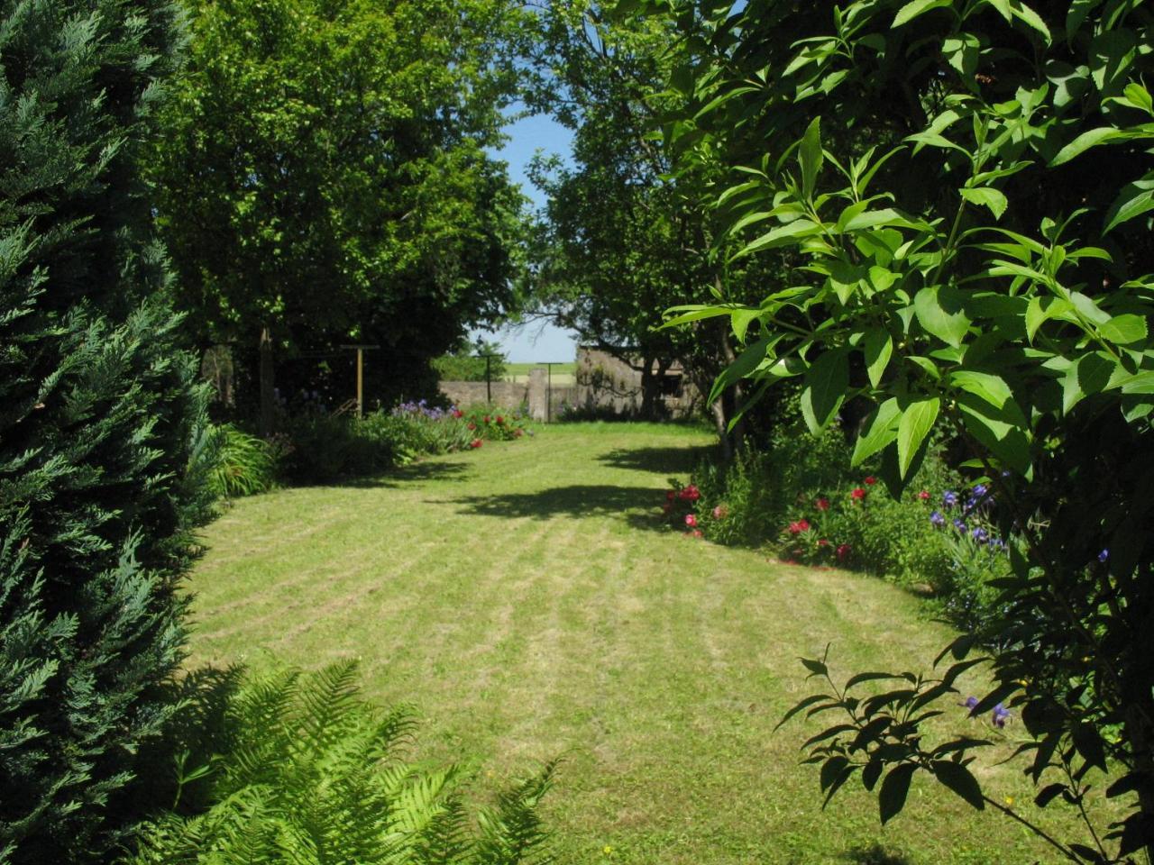Bed and Breakfast Les Jardins De La Grange Rezonville Exteriér fotografie